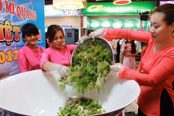 Quy trình chế biến: ban đầu cho rau sống vào tô…