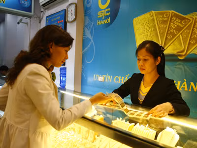 Giá vàng những ngày qua tăng, giảm bất thường, khiến nhiều người dân mất tiền oan, sau tuyên bố đấu thầu giá vàng của NHNN. Ảnh: Hồng Vĩnh. Giá vàng những ngày qua tăng, giảm bất thường, khiến nhiều người dân mất tiền oan, sau tuyên bố đấu thầu giá vàng của NHNN. Ảnh: Hồng Vĩnh
