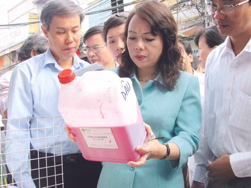 Bộ trưởng Y tế Nguyễn Thị Kim Tiến kiểm tra chợ hóa chất Kim Biên, TP. HCM ngày 17-12-2011. Ảnh: Lê Nguyễn
