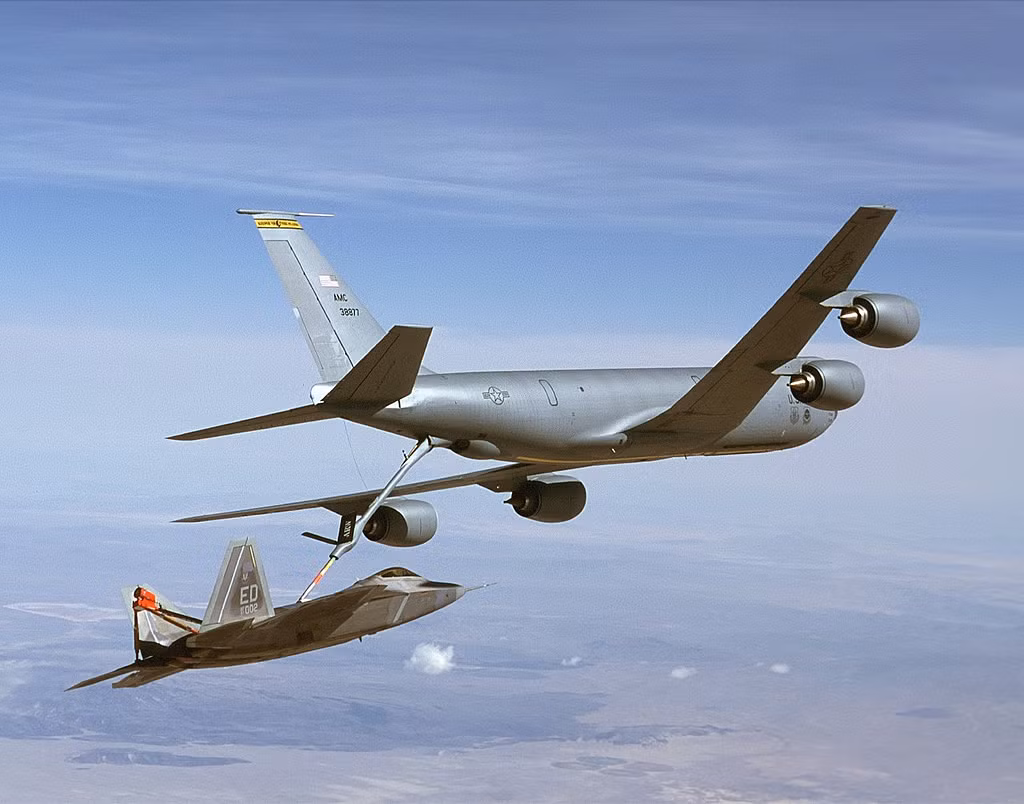 Dàn tiêm kích tối tân 'chim ăn thịt' F-22 là yếu tố không thể thiếu trong chiến lược tác chiến không-hải nhằm đối thủ