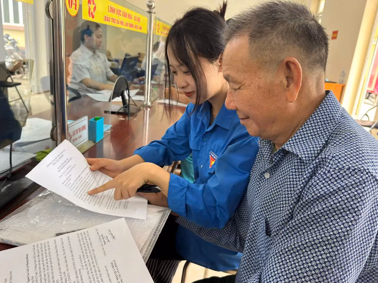 Đoàn viên thanh niên Điện Biên hướng dẫn người cao tuổi làm thủ tục hành chính.