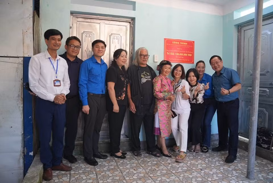 Đoàn công tác bàn giao công trình nhà tắm cho nhà trường.