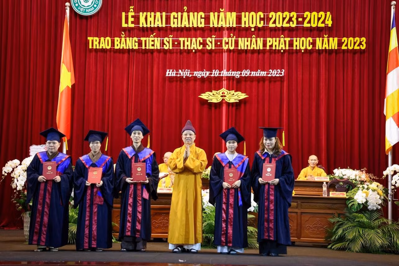 Trao bằng thạc sĩ cho các học viên của HVPGVN tại Hà Nội. Trao bằng thạc sĩ cho các học viên của HVPGVN tại Hà Nội.