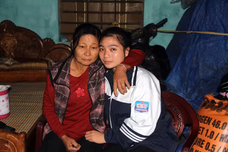 Ngày bà Nhân bị kẻ buôn người lừa đi mất tích, cháu Bảo Ngọc mới 3 tháng tuổi. Nay bà trở về, Bảo Ngọc đã thành thiếu nữ