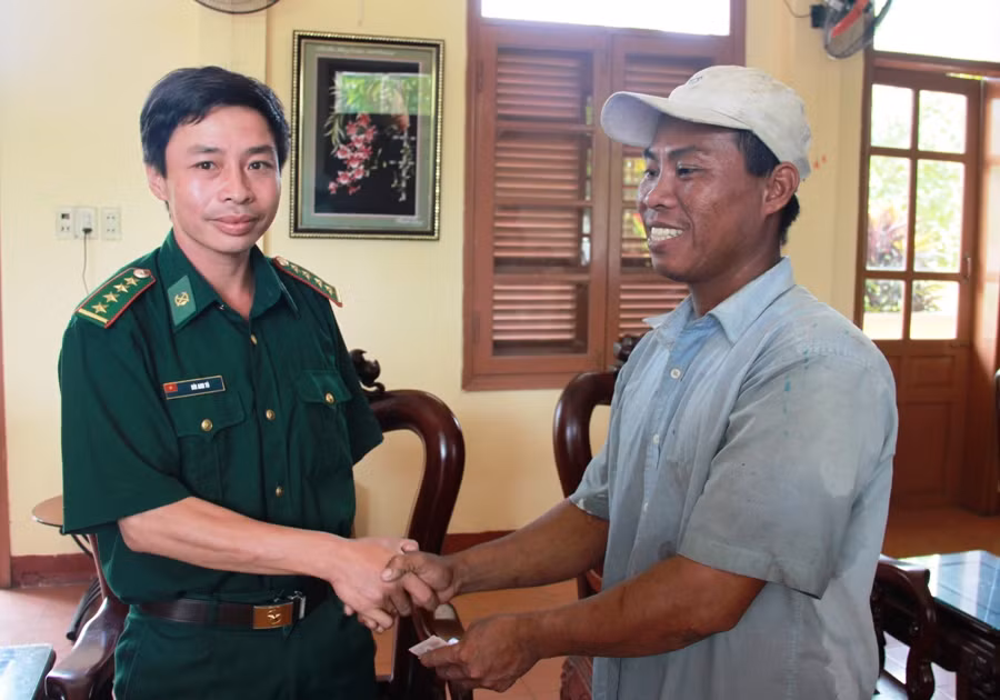 Đại úy Bùi Anh Tú động viên, khen thưởng ngư dân Xu