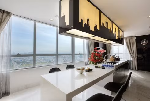 Gian bếp khô hiện đại của căn biệt thự thông hộ và thông tầng với nhiều view nhìn cảnh Sài Gòn từ trên cao. Ảnh: Vũ Lê