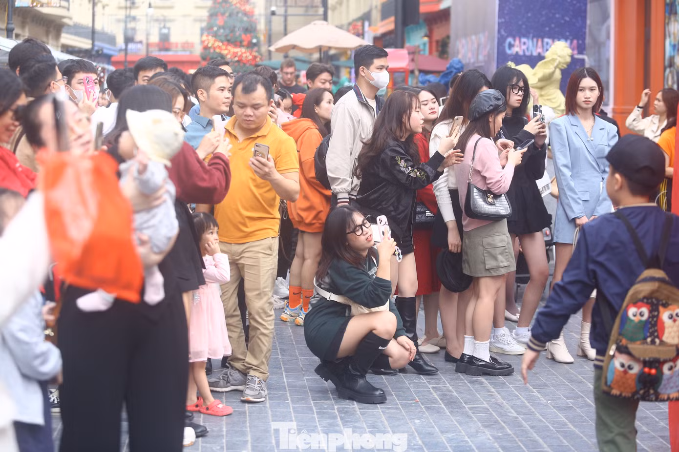 Người người chen nhau tìm chỗ đứng để chụp ảnh.