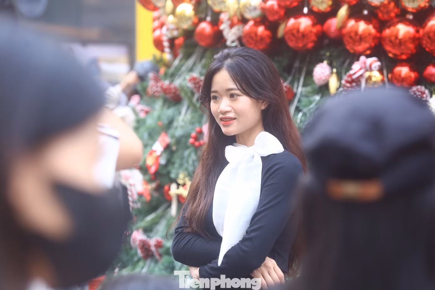 Thiếu nữ thả dáng dưới cây thông Noel.
