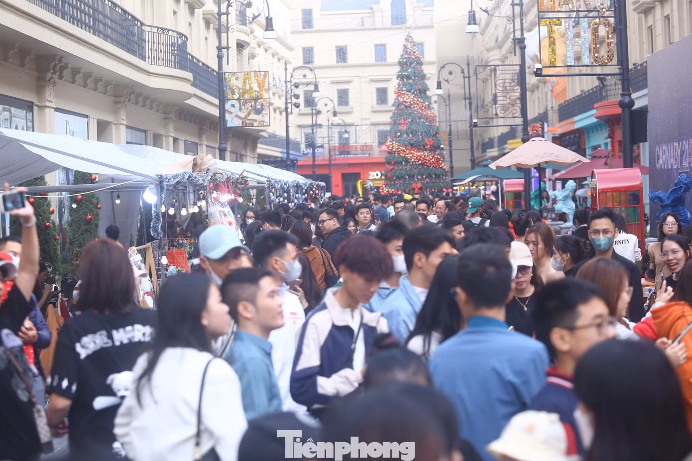 Mọi ngả đường tại phố đi bộ chật ních người.