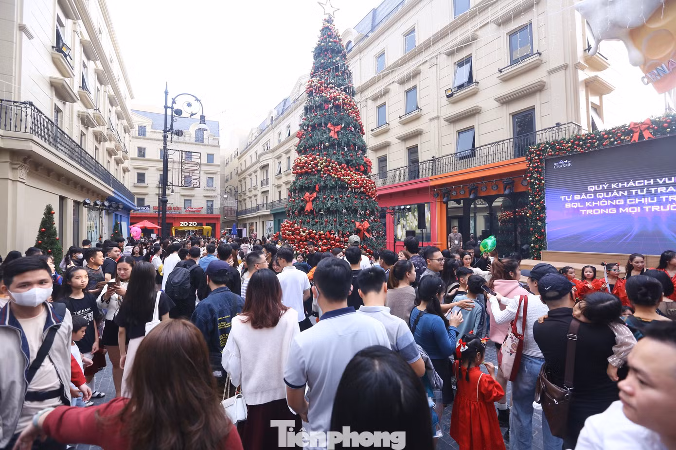 Khu phố đi bộ được trang trí Giáng sinh lộng lẫy, đặc biệt cây thông Noel cao khoảng 3-4m cùng với máy phun tuyết đã thu hút được người dân du khách đến đây vào dịp cuối tuần.