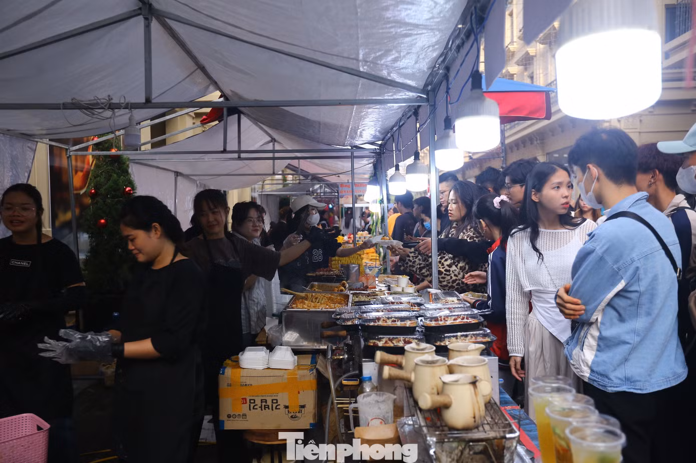 Khu vực ẩm thực rất đông khách.
