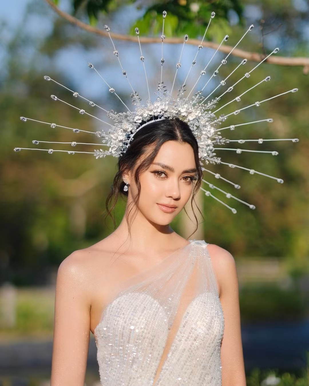 Trong lần đầu tới TPHCM, Amanda Obdam gây ấn tượng với công chúng bởi nhan sắc quyến rũ. Dù đã đăng quang 3 năm, Hoa hậu Hoàn vũ Thái Lan vẫn được khán giả xứ sở chùa Vàng yêu mến.