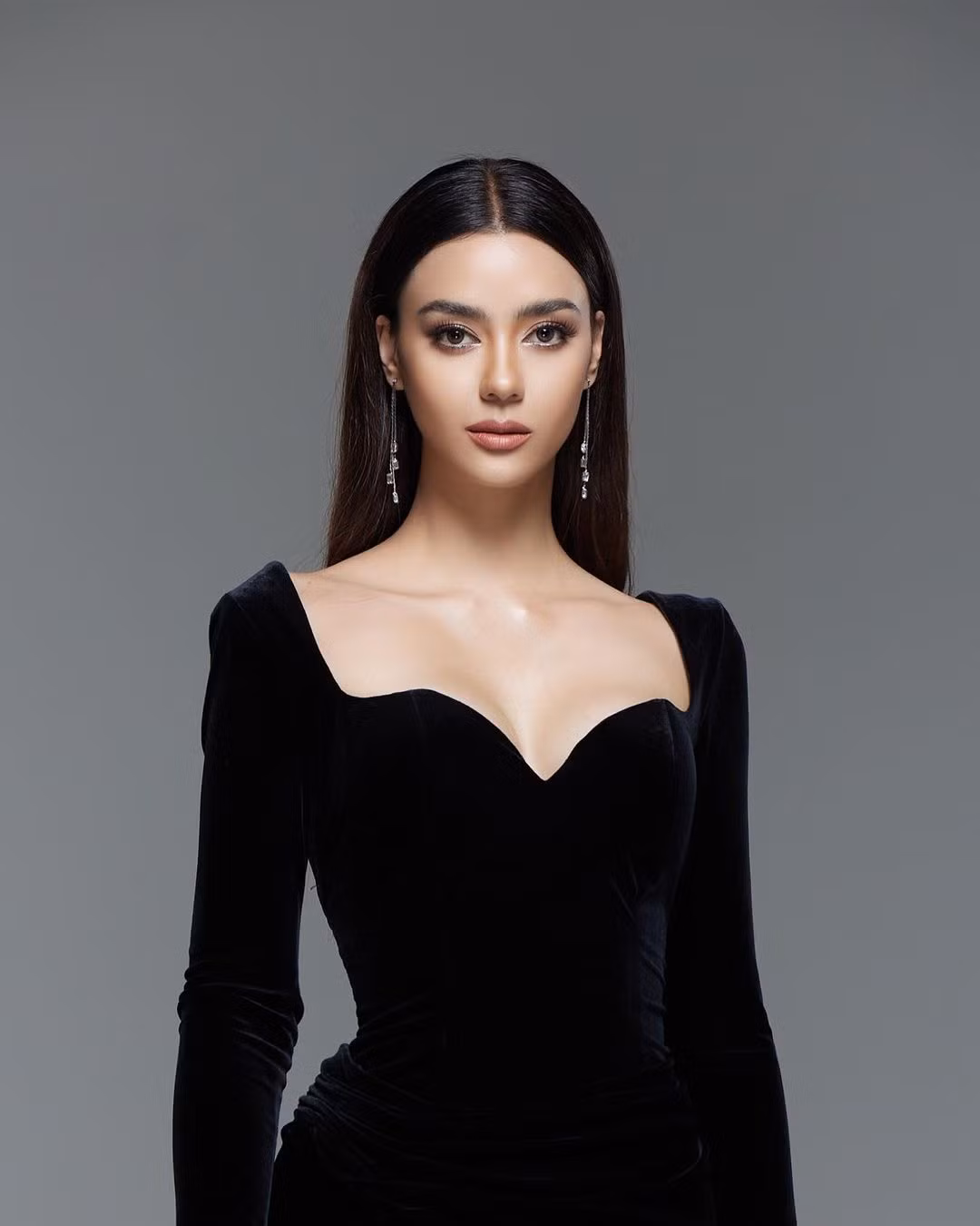 Ngày 11/4, Hoa hậu Hoàn vũ Thái Lan 2020 Amanda Obdam thông báo trên trang cá nhân cô sẽ có chuyến công tác tại Việt Nam vào cuối tháng 4. Người đẹp sẽ tham dự một sự kiện họp báo ở TPHCM ngày 26/4. Amanda chia sẻ sự háo hức về chuyến đi. "Hẹn gặp sớm nhé Việt Nam", cô viết.