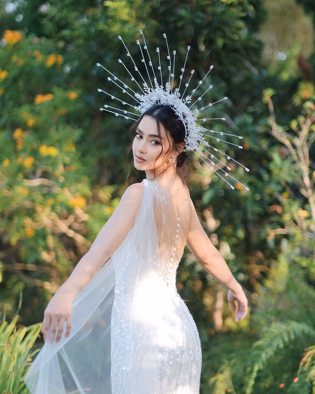 Trong lần đầu tới TPHCM, Amanda Obdam gây ấn tượng với công chúng bởi nhan sắc quyến rũ. Dù đã đăng quang 3 năm, Hoa hậu Hoàn vũ Thái Lan vẫn được khán giả xứ sở chùa Vàng yêu mến.
