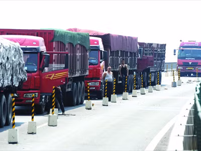 Xe tải dồn ứ trên đường cao tốc nối Bắc Kinh với tỉnh Hà Bắc ngày 23 - 6. Ảnh: CFP