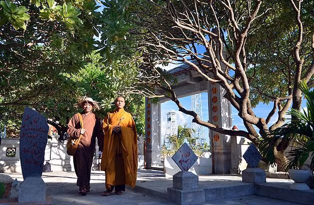 Chùa Sinh Tồn. Ảnh Lê Thao - Bá Ngọc. Chùa Sinh Tồn. Ảnh Lê Thao - Bá Ngọc