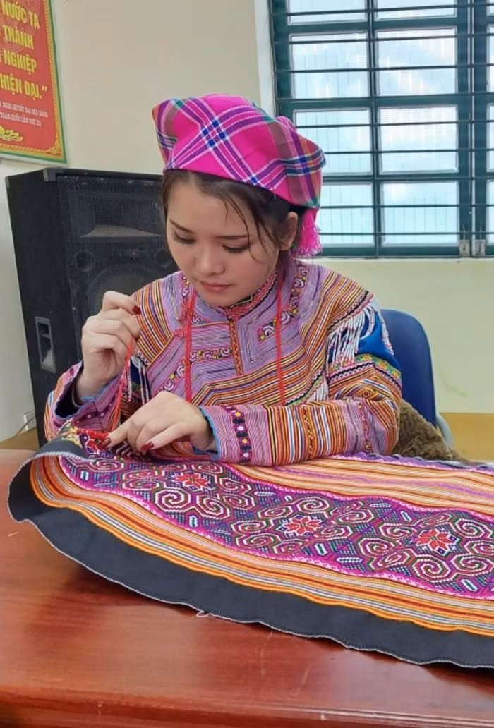 Giàng Thị Chá phát triển các loại họa tiết hoa văn mới trên nền thổ cẩm truyền thống của người Mông. Giàng Thị Chá phát triển các loại họa tiết hoa văn mới trên nền thổ cẩm truyền thống của người Mông.