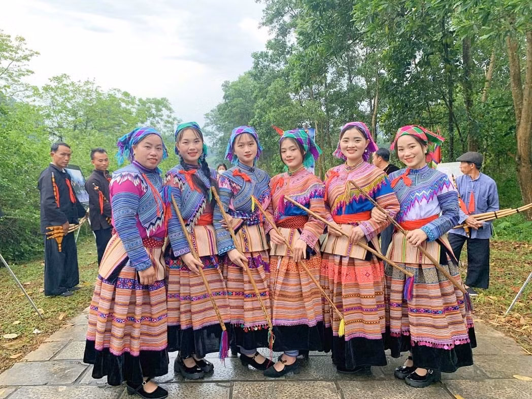 Những mẫu trang phục của Chá được nhiều người yêu thích. Những mẫu trang phục của Chá được nhiều người yêu thích.