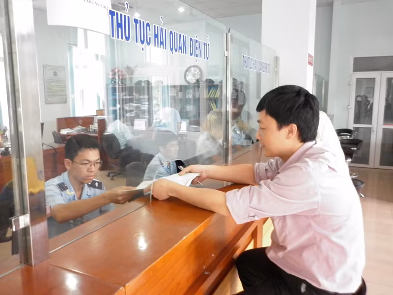 Cán bộ Hải quan Lạng Sơn làm thủ tục thông quan cho doanh nghiệp. Ảnh: Phạm Anh