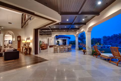 Phòng khách ấm cúng, lộng lẫy Bể bơi ngoài trời rộng rãi Phòng bếp đầy đủ tiện nghi Phòng ăn liền kề với một quầy bar trong nhà.