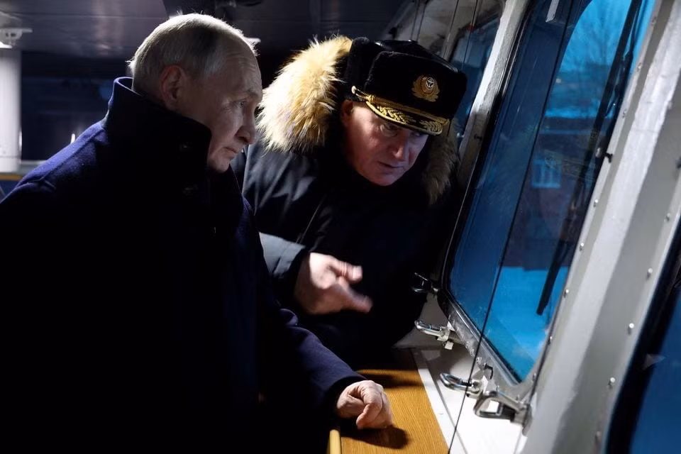 Tổng thống Nga Vladimir Putin thăm tàu Đô đốc Kasatonov tại căn cứ hải quân ở thành phố phía bắc Severodvinsk. Ảnh: Reuters