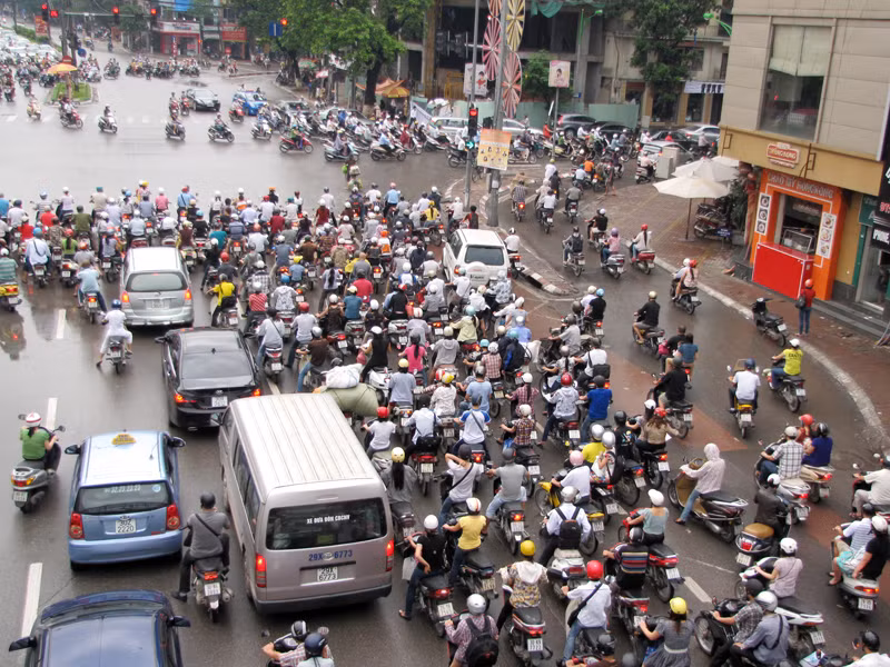 Lượng xe đi vào trung tâm Thủ đô theo tuyến Phố Huế-Hàng Bài tấp nập