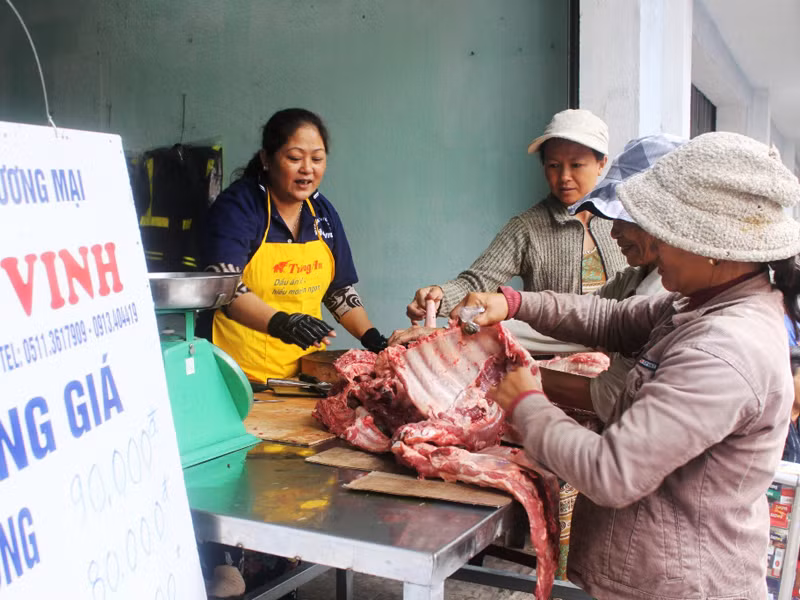 Điểm bán thịt heo bình ổn giá tại chợ Cồn giảm hơn 30% so với giá thị trường. Ảnh: Nguyễn Huy