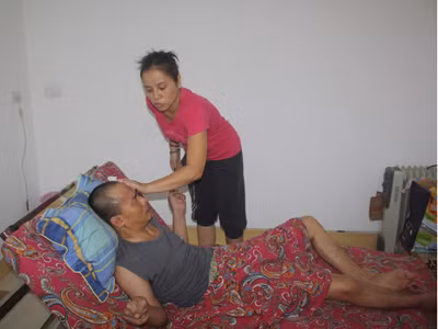 Chị Hạnh đã bán nhà, bỏ việc để chăm sóc chồng