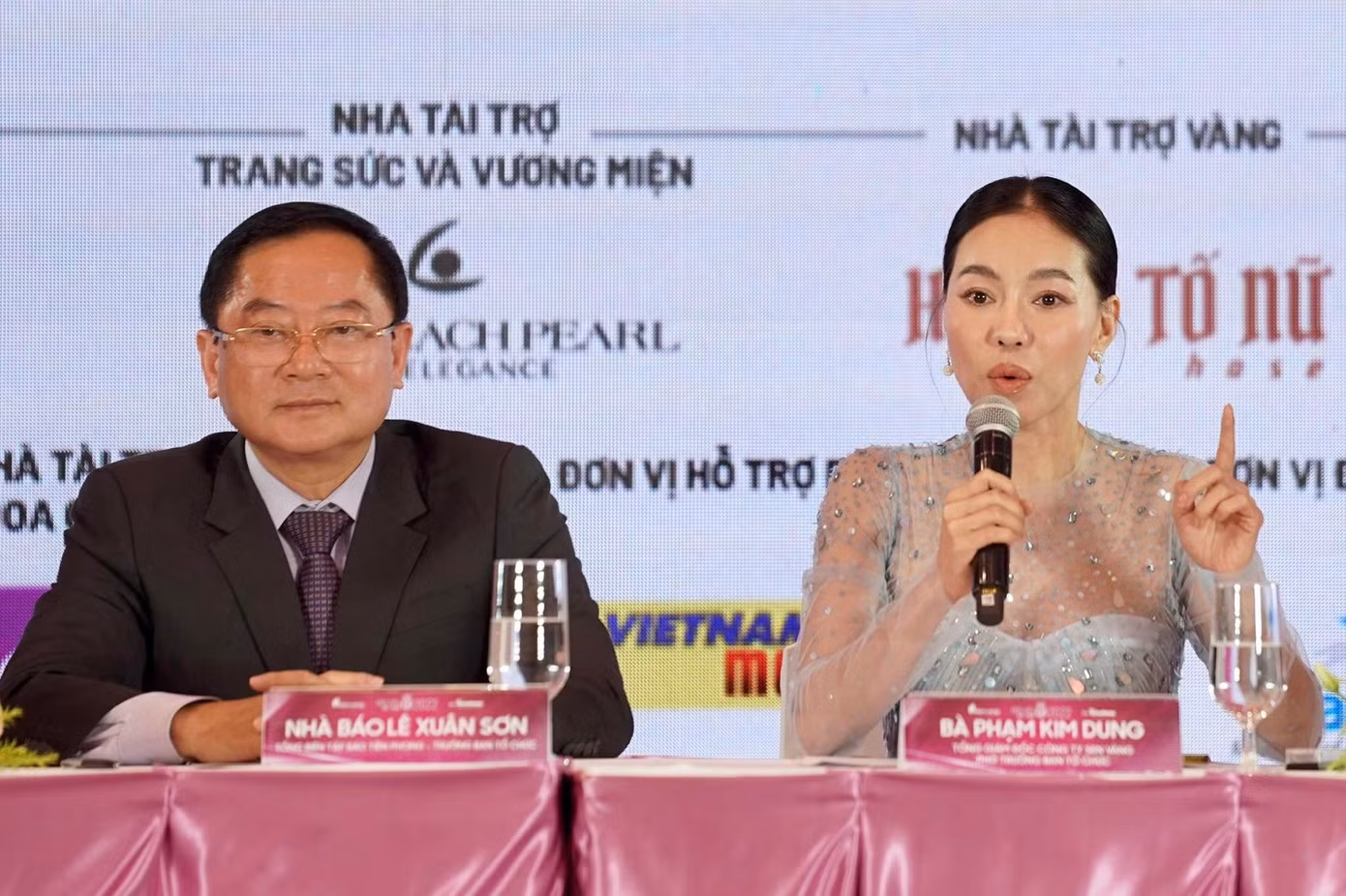 Tổng biên tập báo Tiền Phong Lê Xuân Sơn - Trưởng ban tổ chức cuộc thi Hoa hậu Việt Nam và bà Phạm Kim Dung, Tổng giám đốc Công ty Sen Vàng, Phó trưởng Ban tổ chức cuộc thi trả lời các câu hỏi của báo chí. Tổng biên tập báo Tiền Phong Lê Xuân Sơn - Trưởng ban tổ chức cuộc thi Hoa hậu Việt Nam và bà Phạm Kim Dung, Tổng giám đốc Công ty Sen Vàng, Phó trưởng Ban tổ chức cuộc thi trả lời các câu hỏi của báo chí.