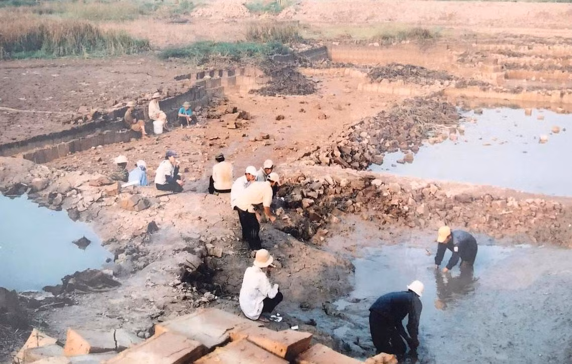 Theo tài liệu UBND quận Long Biên cung cấp, trước năm 2005 khu đất là ruộng trũng. Sau khi thuê thầu, người dân cải tạo thành ao thả cá phục vụ kinh doanh nhà hàng, hồ câu, bãi đỗ xe (hình ảnh tư liệu về việc cải tạo ruộng trũng thành hồ câu) Theo tài liệu UBND quận Long Biên cung cấp, trước năm 2005 khu đất là ruộng trũng. Sau khi thuê thầu, người dân cải tạo thành ao thả cá phục vụ kinh doanh nhà hàng, hồ câu, bãi đỗ xe (hình ảnh tư liệu về việc cải tạo ruộng trũng thành hồ câu)