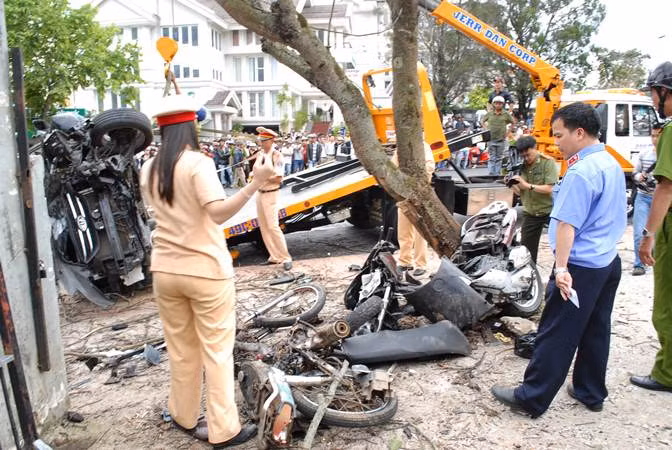 Các phương tiện tan nát sau khi bị ô tô gây tai nạn.. Các phương tiện tan nát sau khi bị ô tô gây tai nạn.