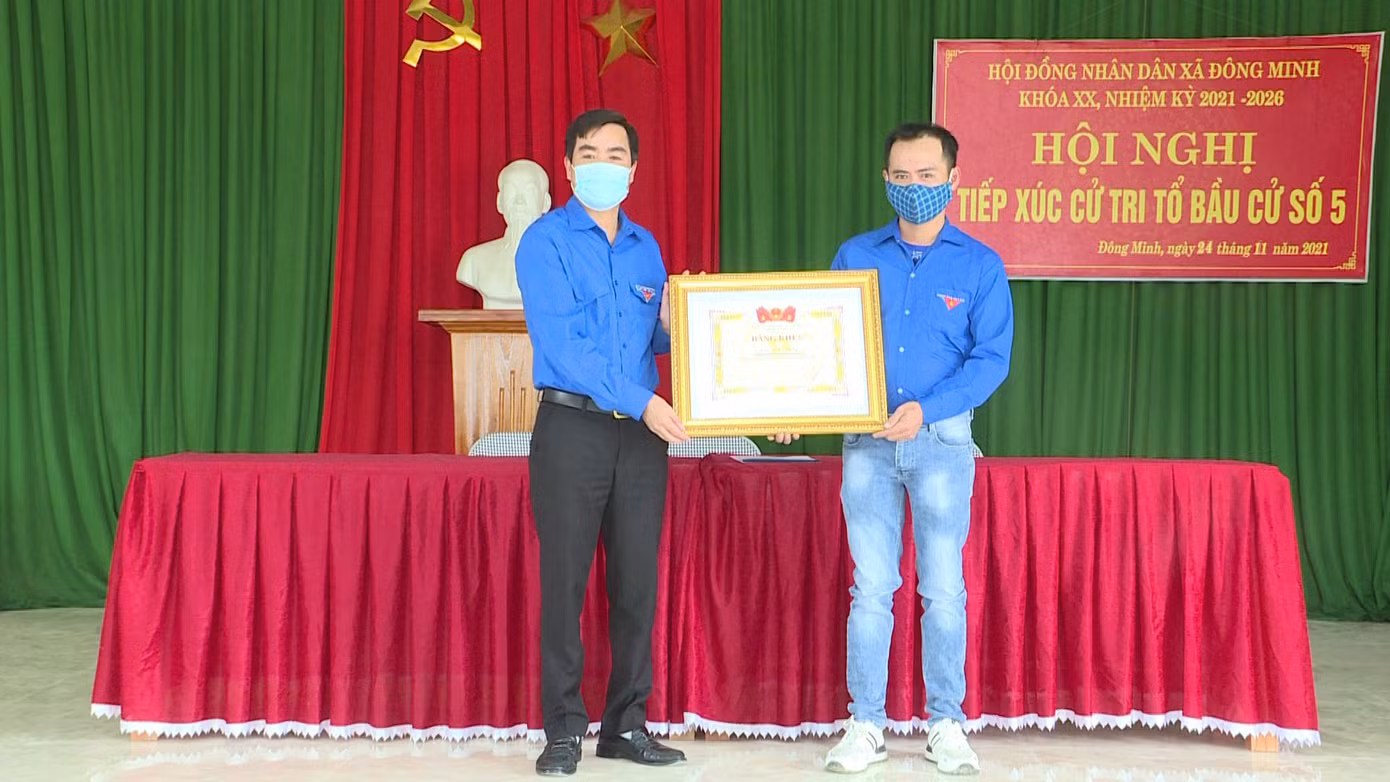 Bí thư Tỉnh Đoàn Thanh Hoá Lê Văn Châu trao tặng Bằng khen cho anh Lê Xuân Hùng. Bí thư Tỉnh Đoàn Thanh Hoá Lê Văn Châu trao tặng Bằng khen cho anh Lê Xuân Hùng.