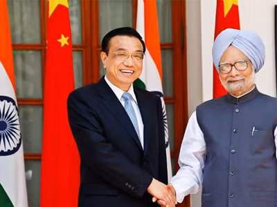 Thủ tướng Trung Quốc Lý Khắc Cường (trái) và Thủ tướng Ấn Độ Manmohan Singh trước lúc hội đàm ngày 20/5. Ảnh: India Times