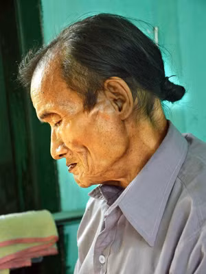 “Người rừng” cha ngày ngày buồn bã ngóng về rừng sâu 