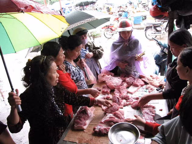Mua thịt về dự trữ trong những ngày mưa bão. Ảnh: Trường Phong