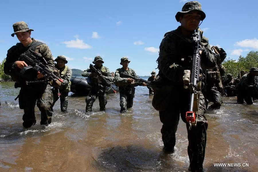 Philippines quyết định đưa tranh chấp với Trung Quốc ra tòa quốc tế, đồng thời siết chặt quan hệ đồng minh với Mỹ.