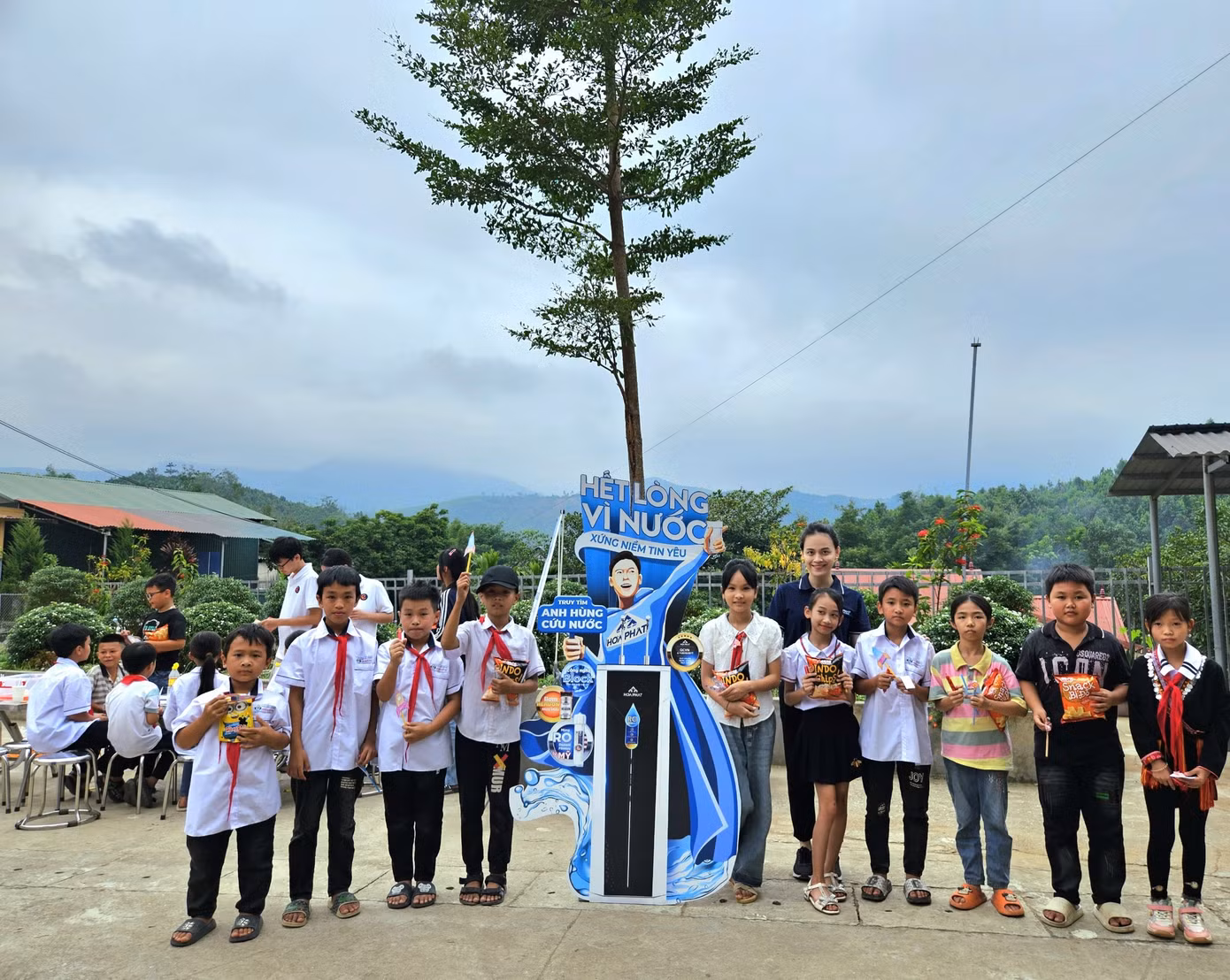 Các bạn học sinh lần đầu tiên trải nghiệm uống nước sạch ngay tại vòi và chụp hình lưu niệm cùng “nhân vật người hùng cứu nước”.
