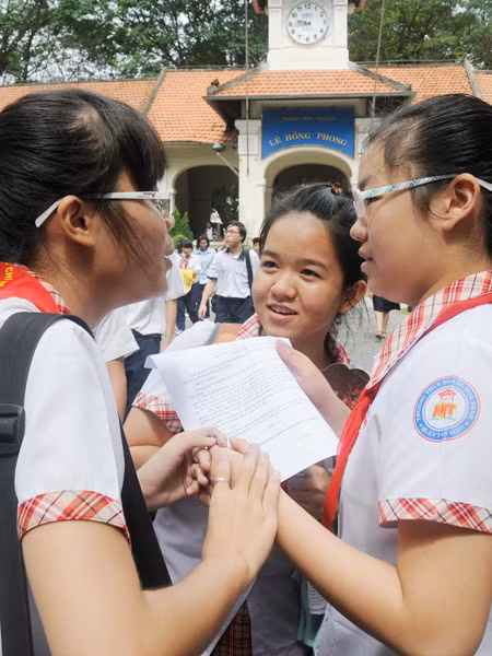 Thí sinh sau buổi thi môn văn tại hội đồng thi Trường THPT Maricurie Ảnh: Quang Phương