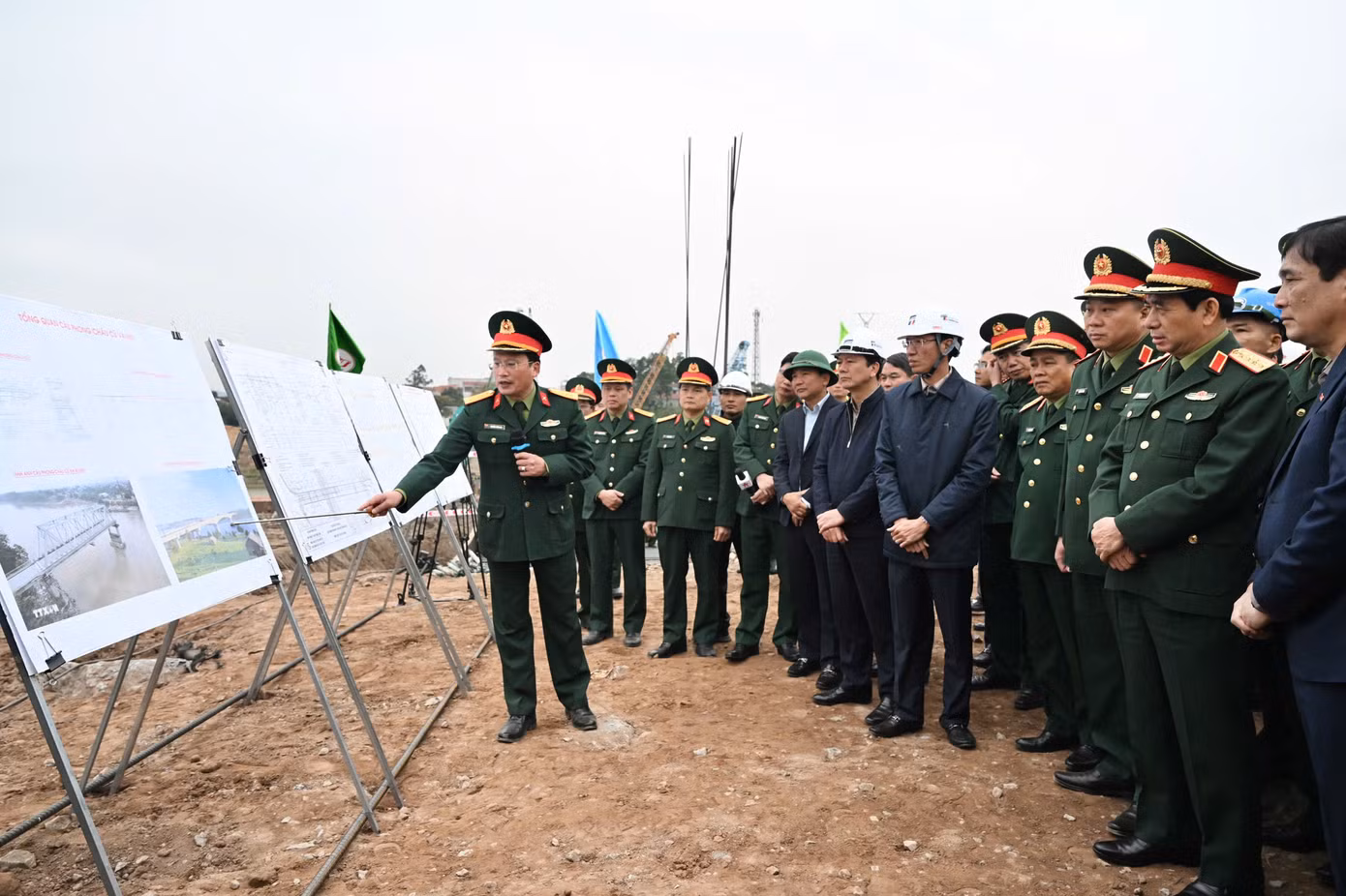 Đại tướng Phan Văn Giang nghe đơn vị báo cáo kết quả tiến độ thi công cầu Phong Châu mới. Ảnh: Ngô Việt Trung Đại tướng Phan Văn Giang nghe đơn vị báo cáo kết quả tiến độ thi công cầu Phong Châu mới. Ảnh: Ngô Việt Trung