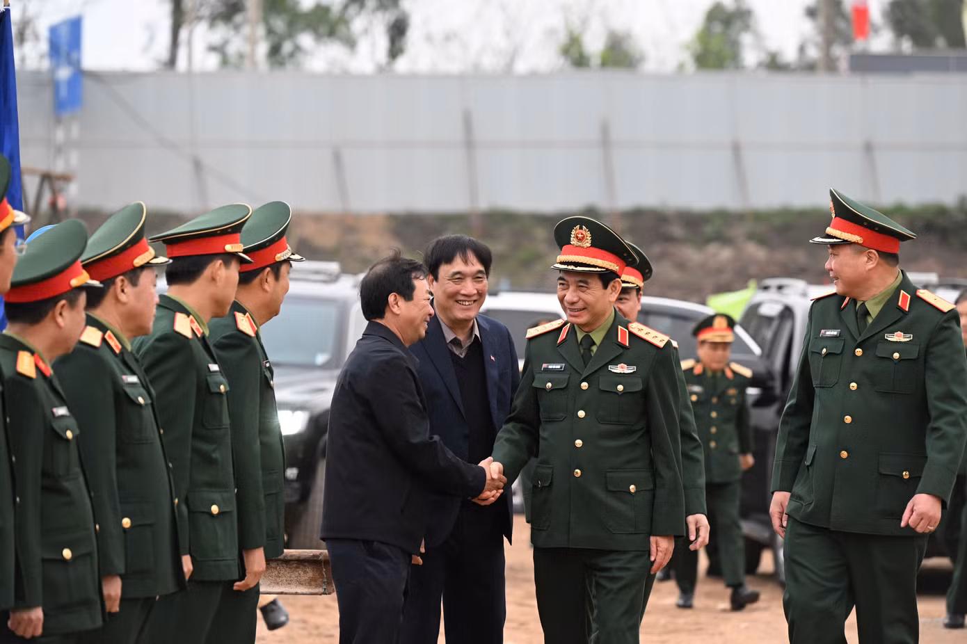 Đại tướng Phan Văn Giang thăm, động viên lực lượng thi công cầu Phong Châu. Ảnh: Ngô Việt Trung Đại tướng Phan Văn Giang thăm, động viên lực lượng thi công cầu Phong Châu. Ảnh: Ngô Việt Trung