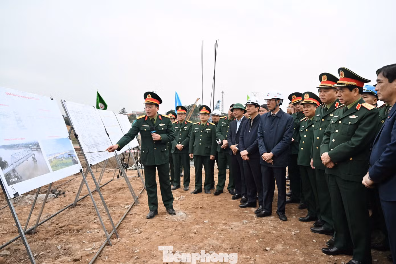 Đại tướng Phan Văn Giang nghe đơn vị báo cáo kết quả tiến độ thi công cầu Phong Châu mới. Ảnh: Ngô Việt Trung