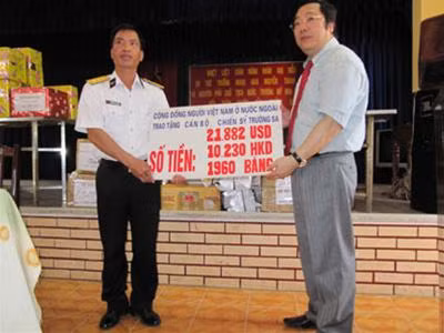 Thứ trưởng Nguyễn Thanh Sơn trao quà tặng của kiều bào cho các cán bộ, chiến sỹ Trường Sa. Ảnh: L.A