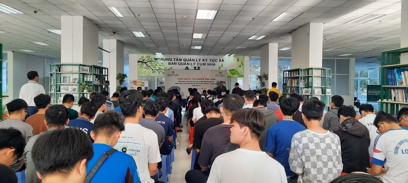 Ngày 16/12, anh Đậu Văn Huấn, Ban Thanh niên Phòng Cảnh sát PCCC-CHCN Công an tỉnh Bình Dương cho biết, đơn vị tổ chức chương trình trải nghiệm thực tế cho các em sinh viên cách phòng cháy chữa cháy và thoát nạn khi có hỏa hoạn xảy ra.