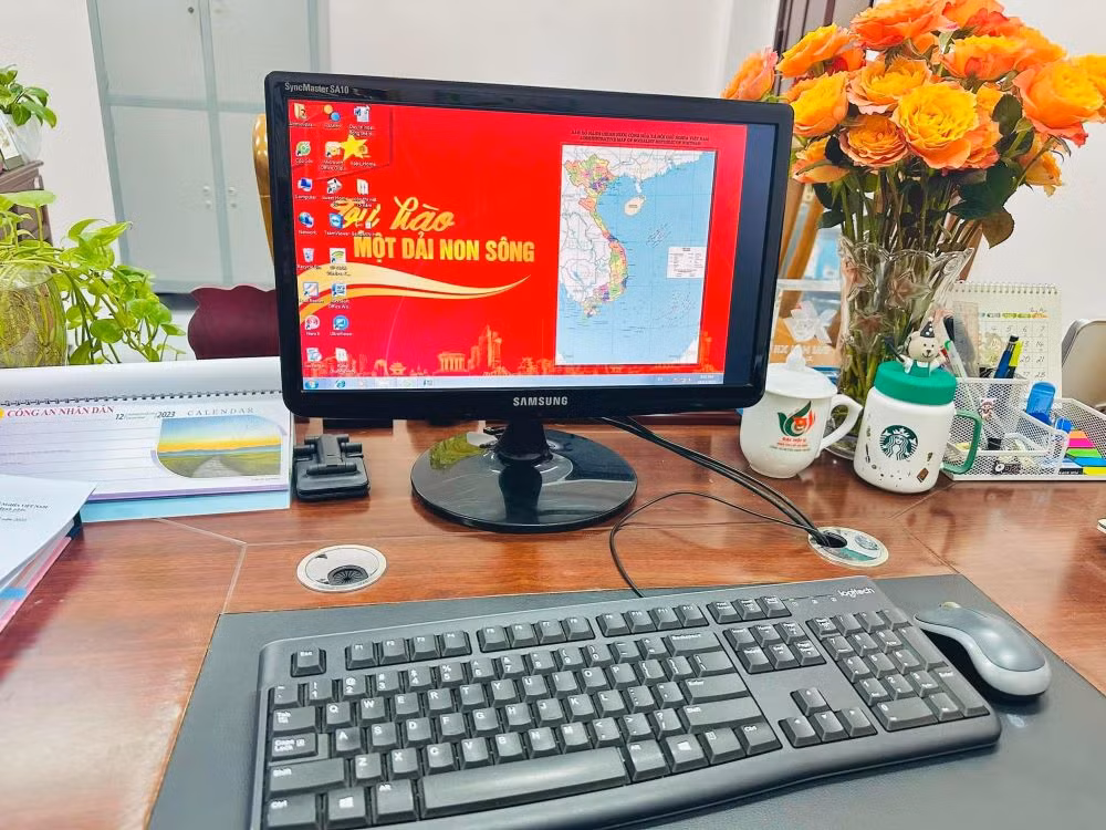 Bản đồ Việt Nam được đặt làm hình nền trên máy tính bàn làm việc của cán bộ, chiến sĩ công an.