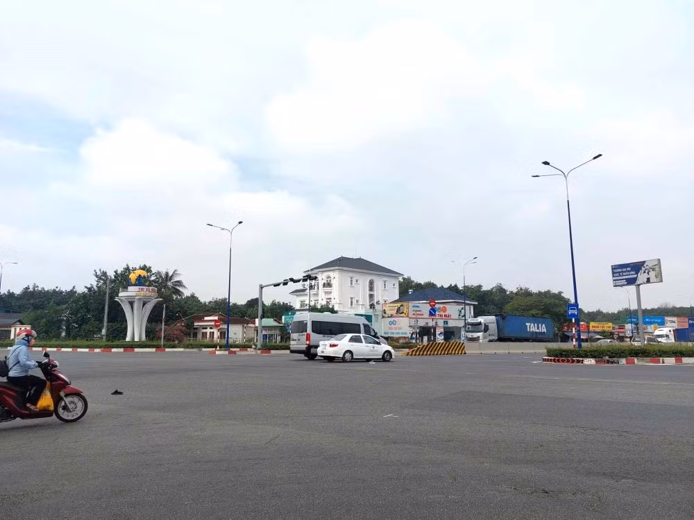 Ô tô được trộn làn trên đường Mỹ Phước Tân Vạn, bắt đầu từ điểm ngã tư giao với ĐT.741 (đường Nguyễn Văn Thành). Ô tô được trộn làn trên đường Mỹ Phước Tân Vạn, bắt đầu từ điểm ngã tư giao với ĐT.741 (đường Nguyễn Văn Thành).