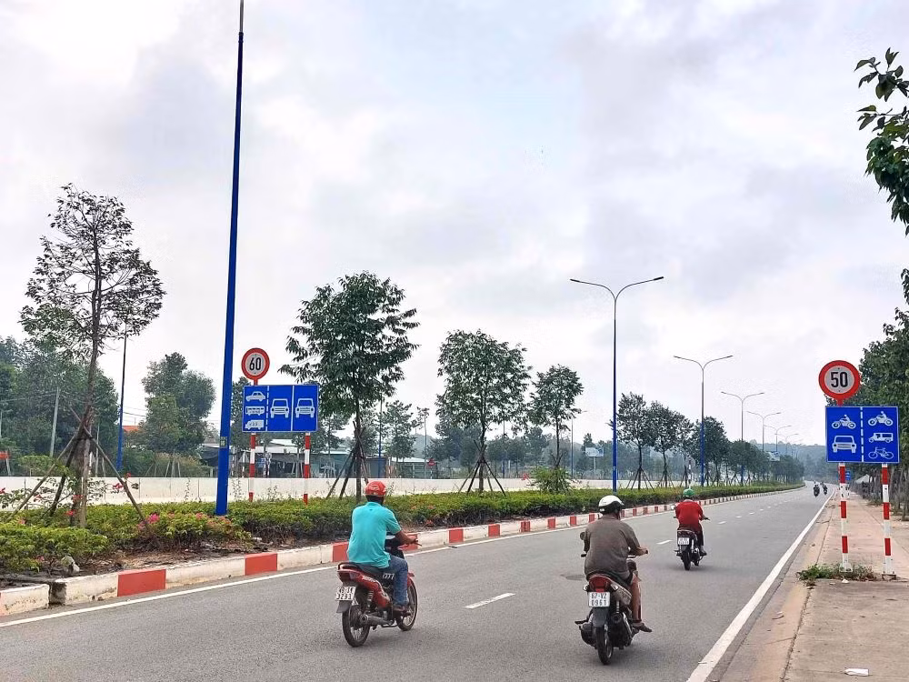 Đường Mỹ Phước Tân Vạn đoạn từ điểm cuối TP.Thủ Dầu Một đến huyện Bàu Bàng có tới 10 làn xe, trong đó 2 làn xe máy, ô tô loại 5 chỗ được phép di chuyển. Đường Mỹ Phước Tân Vạn đoạn từ điểm cuối TP.Thủ Dầu Một đến huyện Bàu Bàng có tới 10 làn xe, trong đó 2 làn xe máy, ô tô loại 5 chỗ được phép di chuyển.