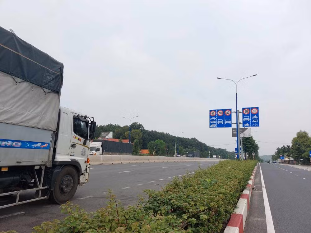 Đường Mỹ Phước Tân Vạn tốc độ tối đa cho phép khu vực trong đô thị là 60km/h và ngoài đô thị là 80km/h. Đường Mỹ Phước Tân Vạn tốc độ tối đa cho phép khu vực trong đô thị là 60km/h và ngoài đô thị là 80km/h.