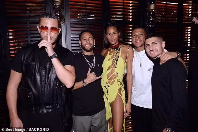 Khách mời của Cindy đều là những cái tên nổi tiếng. Trong ảnh là DJ Snake, "chân sút" Brazil Neymar, cầu thủ bóng đá Pháp Kylian Mbappe và tiền vệ người Ý Marco Verratti (từ trái qua phải).