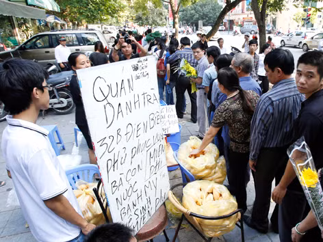 Một quán cà phê trên đường Điện Biên Phủ phục vụ miễn phí cho người dân bánh mỳ và nước. Ảnh: Như ý