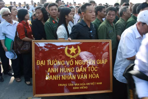 Lượng người đến viếng Đại tướng đông hơn nhiều so với hai ngày trước